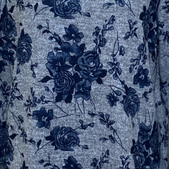 Per Se || Woman’s Blue Roses on a soft heather gray background sweatshirt Sz L - Picture 4 of 6